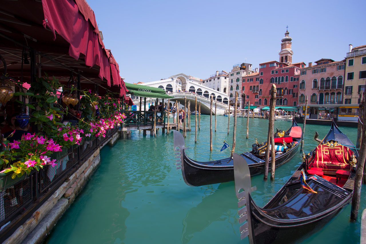 Vista sul Ponte di Rialto con gondole sul Canal Grande dalla terrazza del ristorante